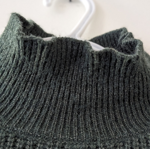 Green High Neck Cropped Sweater - Picture 4 of 4